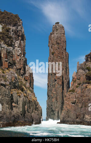 Le chandelier. Une pile sur la côte de la mer de Tasman National Park, Tasmanie, Australie Banque D'Images