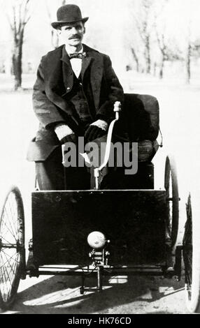 Henry Ford (1863-1947). L'industriel américain, fondateur de la Ford Motor Company en 1903. Henry Ford avec sa première automobile, 1896. Banque D'Images