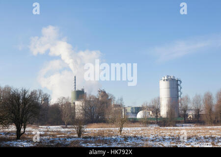 L'usine papetière parenco à Doorwerth près de Arnhem aux Pays-Bas le jour de l'hiver avec la Neige et ciel bleu Banque D'Images