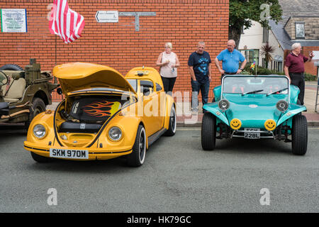 Plage VW Beetle Speedster Buggy et surfer à l'exposition florale de Prestatyn Banque D'Images