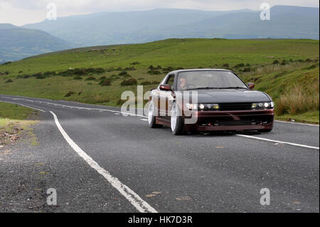 1991 Nissan Silvia S13 de modification et mise au point des voitures de sport japonaises sur une route de montagne à distance Banque D'Images