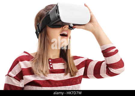 Jeune femme à l'aide d'un casque de réalité virtuelle isolé sur fond blanc Banque D'Images