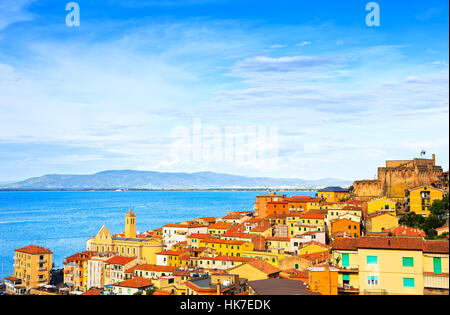 Porto Santo Stefano village, église et château vue aérienne, l'italien de destinations de voyage. Monte Argentario, Toscane, Italie. Banque D'Images