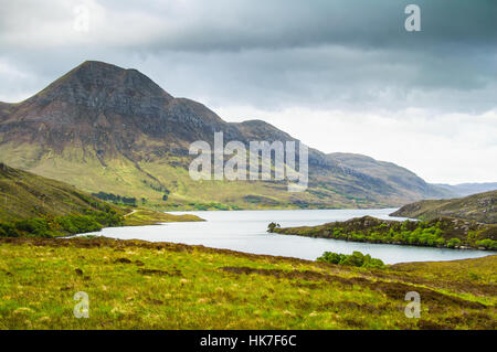 Lac et montagnes en Ile de Skye île sous un ciel nuageux. Paysage de montagnes de l'Ecosse, Royaume-Uni, l'Europe. Banque D'Images