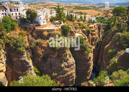 La gorge de la rivière Tajo de Ronda, village blanc en s'appuyant sur les rochers. Vue depuis le vieux pont. L'Andalousie, espagne. Banque D'Images