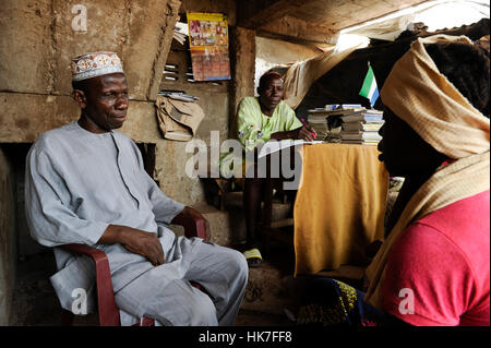 La SIERRA LEONE , Tombo Qadi, juge islamique / SIERRA LEONE Tombo, muslimischer Rechtssprecher urteilt, Kadi, nach der Scharia Banque D'Images