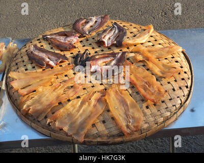 Le poisson séché sur la grille du bambou dans la journée ensoleillée , poisson sec sec en plein soleil. Le poisson séché est aliment sec, ce produit alimentaire par le sel mélanger avec de l'If Banque D'Images