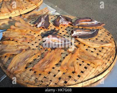 Le poisson séché sur la grille du bambou dans la journée ensoleillée , poisson sec sec en plein soleil. Le poisson séché est aliment sec, ce produit alimentaire par le sel mélanger avec de l'If Banque D'Images