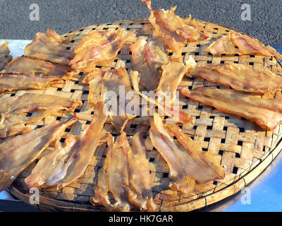 Le poisson séché sur la grille du bambou dans la journée ensoleillée , poisson sec sec en plein soleil. Le poisson séché est aliment sec, ce produit alimentaire par le sel mélanger avec de l'If Banque D'Images