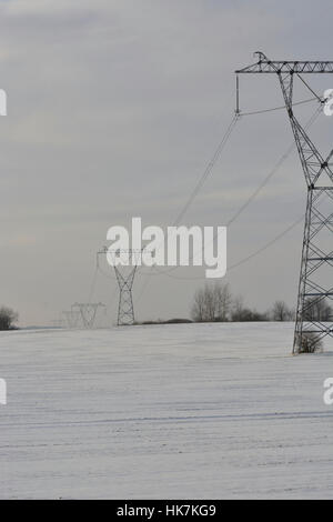 Les pylônes électriques pour l'hiver Banque D'Images