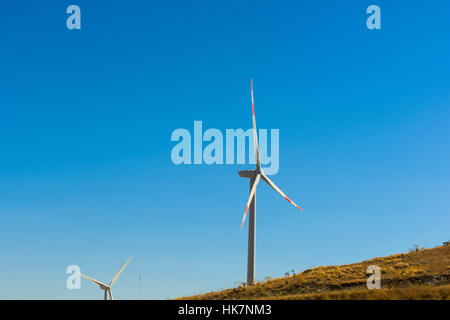 Abstrait et conceptuel, l'éolienne, l'énergie éolienne est la conversion de l'énergie éolienne. Grâce à l'utilisation d'éoliennes qui produisent de l'électricité, à l'aide de w Banque D'Images