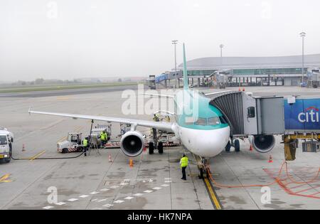 Aer Lingus Airbus A320 embarquement à l'aéroport de Prague Vaclav Havel. Banque D'Images