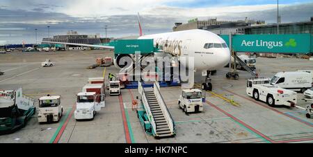 Unis Boeing 777-300, Vol no EK162 avant le départ à l'aéroport de Dublin, le 30 octobre 2012 à Dublin, Irlande. Em Banque D'Images