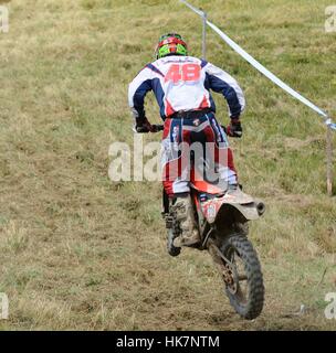 Pilote non identifié la moto sur terrain lors du championnat d'enduro européen. Banque D'Images