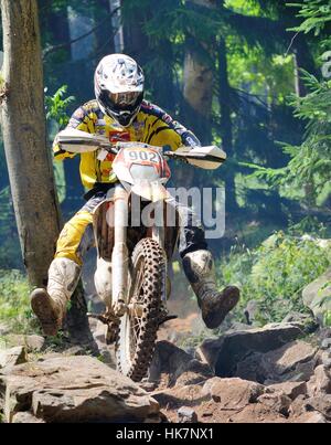 Rider non identifiés dans l'enduro championship. Banque D'Images