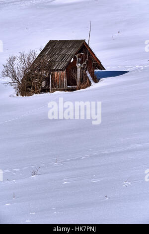 hangar couvert de neige sur le flanc de montagne, montagnes tatra, pologne Banque D'Images