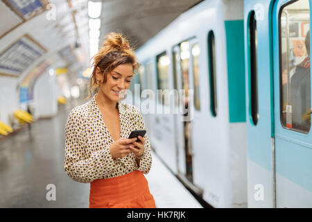 Paris, Parisian woman dans une station de métro Banque D'Images