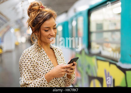 Paris, Parisian woman dans une station de métro Banque D'Images