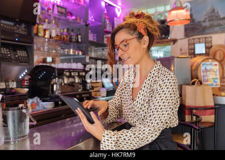 Entrepreneur et propriétaire d'un café à Paris Banque D'Images