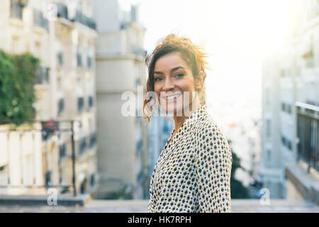 Paris, jolie femme visiter Montmartre Banque D'Images