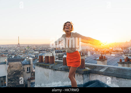 Paris, Happy woman enjoying view sur les toits de Paris Banque D'Images