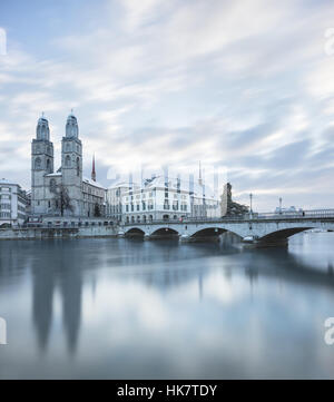 Vieille ville de Zurich, vue sur la rivière Banque D'Images