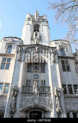 Façade verticale avec les chiffres et les frises sur l'extérieur de l'édifice de la Cour suprême dans Westminster London UK KATHY DEWITT Banque D'Images