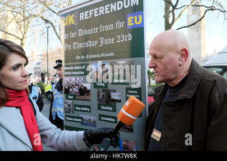 Journaliste interrogeant un partisan du Brexit à la Cour suprême après une décision en faveur du Parlement rendue en vertu de l'article 50, 24 janvier 2017 Londres KATHY DEWITT, Royaume-Uni Banque D'Images