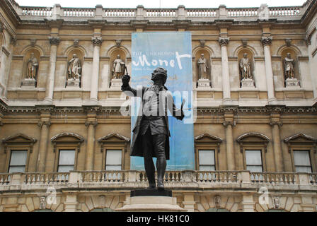 Cour intérieure avec statue Royal Academy of Arts de Londres UK Banque D'Images