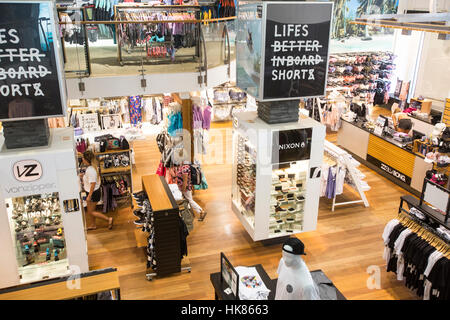 Intérieur d'un magasin de vêtements Billabong Surf Shop à Manly Beach, Sydney, New South Wales, Australie Banque D'Images