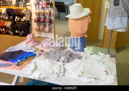 Intérieur d'un magasin de vêtements Billabong Surf Shop, vente de vêtements de plage pour enfants, à Manly Beach, Sydney, New South Wales, Australie Banque D'Images