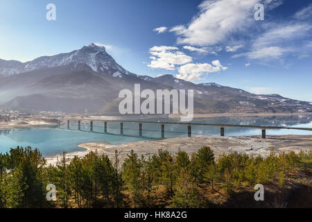 Pont de Savines le lac de Serre-Ponçon avec et le Grand Morgon sur un début de matinée d'hiver. Savines-le-Lac, Hautes-Alpes, Alpes du Sud. France Banque D'Images