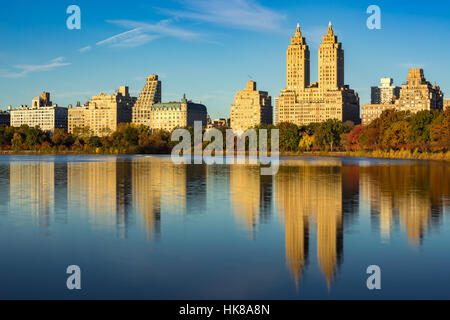 Upper West Side avec vue de Jacqueline Kennedy Onassis Reservoir et Central Park en automne. Manhattan, New York City Banque D'Images