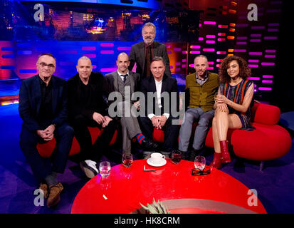 (De gauche à droite) Danny Boyle, Ewan McGregor, Jonny Lee Miller, Graham Norton, Robert Carlyle, Ewen Bremner et Izzy Bizu pendant le tournage de The Graham Norton Show à la London Studios, le sud de Londres, pour être diffusé sur BBC One le vendredi. Banque D'Images