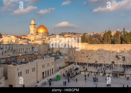 Vue du coucher de soleil du Mont du Temple dans la vieille ville de Jérusalem, Israël. Banque D'Images