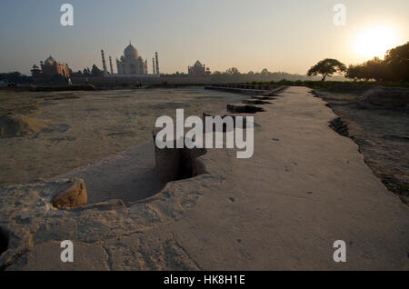 De l'autre côté de la rivière Yamuna les fondations de la contrepartie de la noire rabotés Taj Mahal sont toujours visibles Banque D'Images