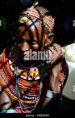 KENYA, Samburu, Marsabit, Rapunye Ntumo Merille village un groupe d'entraide des femmes / KENYA, Samburu, Marsabit, Rapunye Ntumo Dorf Merille Frauen Selbsthilfegruppe hat eine Kleinanlage zur Aufbereitung von Milch und zur Joghurtherstellung erhalten Banque D'Images