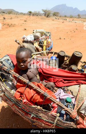 KENYA Samburu, Marsabit, tribu pastorale femme avec enfants sur donkey errer avec leurs troupeaux à la recherche d'eau et de pâturages / KENYA, Samburu, Marsabit Familie mit auf Wanderschaft Eseln und Ziegenherde Banque D'Images