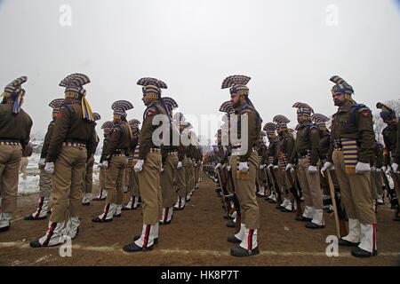 Le cachemire. 26 janvier, 2017. Les policiers indiens défilé pendant les célébrations officielles de l'Inde République Populaire Journée à Bakshi Stadium à Srinagar, la capitale d'été du Cachemire sous contrôle indien. Un arrêt complet appelé par les dirigeants séparatistes du Cachemire est observée dans tout le Cachemire le 26 janvier 2017. Credit : Faisal Khan/Pacific Press/Alamy Live News Banque D'Images