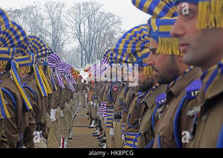 Le cachemire. 26 janvier, 2017. Les policiers indiens défilé pendant les célébrations officielles de l'Inde République Populaire Journée à Bakshi Stadium à Srinagar, la capitale d'été du Cachemire sous contrôle indien. Un arrêt complet appelé par les dirigeants séparatistes du Cachemire est observée dans tout le Cachemire le 26 janvier 2017. Credit : Faisal Khan/Pacific Press/Alamy Live News Banque D'Images