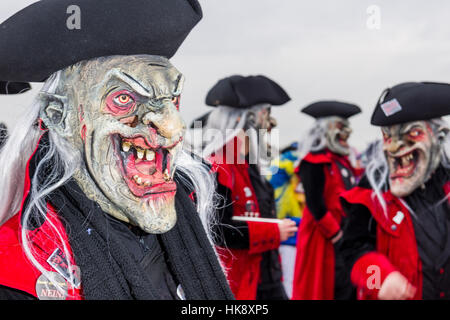 La grande procession de basler fasnacht est l'un des événements les plus spectaculaires, les bandes masquées jouent le célèbre guggenmusic Banque D'Images