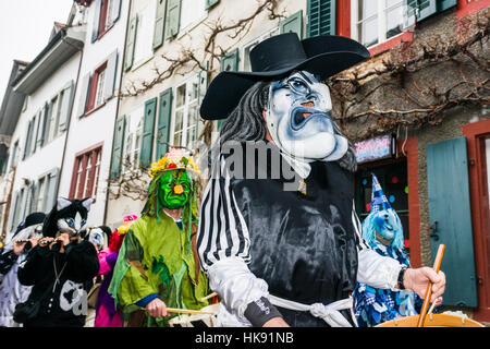 De nombreux groupes de gens masqués à pied à travers les rues de Bâle pour 3 jours et nuits de basler fasnacht, jouer de la musique tout le temps Banque D'Images