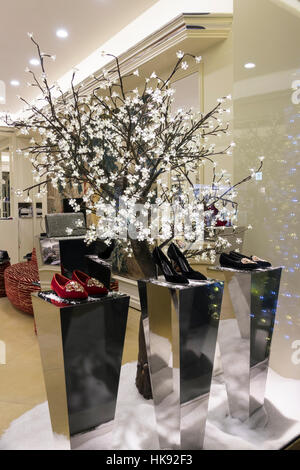 Décorations de Noël fenêtre boutique de chaussures sur la Rue St Honoré, Paris, France Banque D'Images