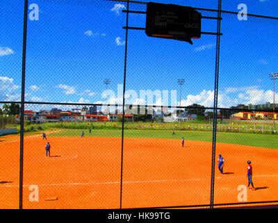 L'Amérique latine le baseball, les enfants jouer au base-ball vénézuélien Banque D'Images