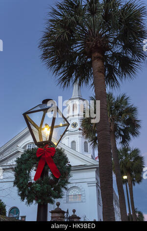 Couronne DE NOËL LANTERNE À GAZ SAINT MICHAEL'S CHURCH SPIRE CHARLESTON EN CAROLINE DU SUD USA Banque D'Images