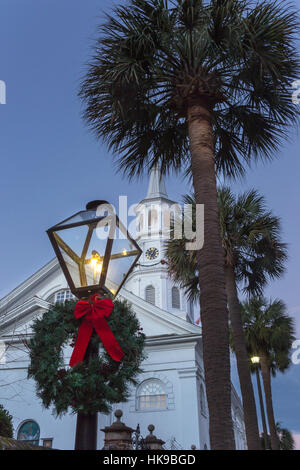 Couronne DE NOËL LANTERNE À GAZ SAINT MICHAEL'S CHURCH SPIRE CHARLESTON EN CAROLINE DU SUD USA Banque D'Images