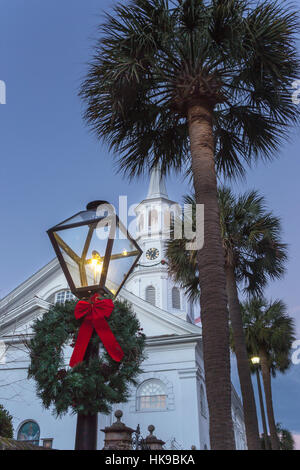 Couronne DE NOËL LANTERNE À GAZ SAINT MICHAEL'S CHURCH SPIRE CHARLESTON EN CAROLINE DU SUD USA Banque D'Images