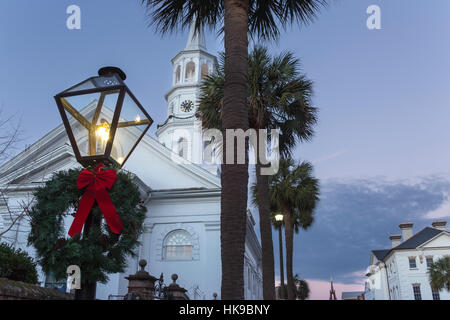 Couronne DE NOËL LANTERNE À GAZ SAINT MICHAEL'S CHURCH SPIRE CHARLESTON EN CAROLINE DU SUD USA Banque D'Images