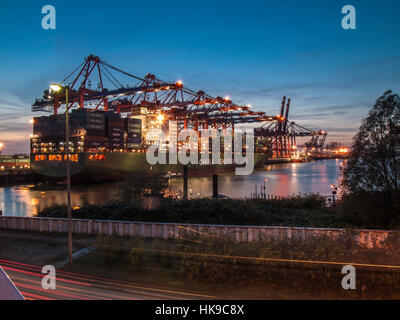 Navire conteneur Pusan CSCL '' de China Shipping Line Eurogate accosté au terminal à conteneurs du port de Hambourg, Allemagne. Banque D'Images