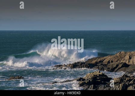 Des vents forts UK Météo mer vagues pulvérisation Fistral Newquay Cornwall Rocks Banque D'Images